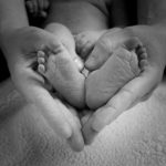 corazon formado por manos y pies de padres e hijos