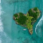 isla con forma de corazon