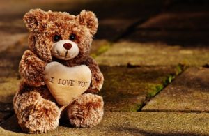 oso de peluche marrón con corazon con texto I love you